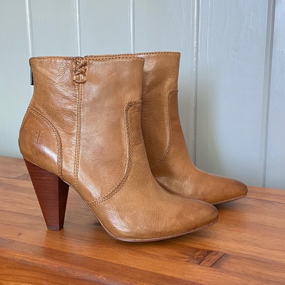 Frye Shoes - Frye NWOT Regina Heel Ankle Booties Cognac - RARE